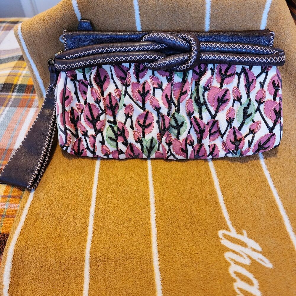 Lockheart De Vyne 2000s Floral Beaded Leather Trim Clutch Wristlet.